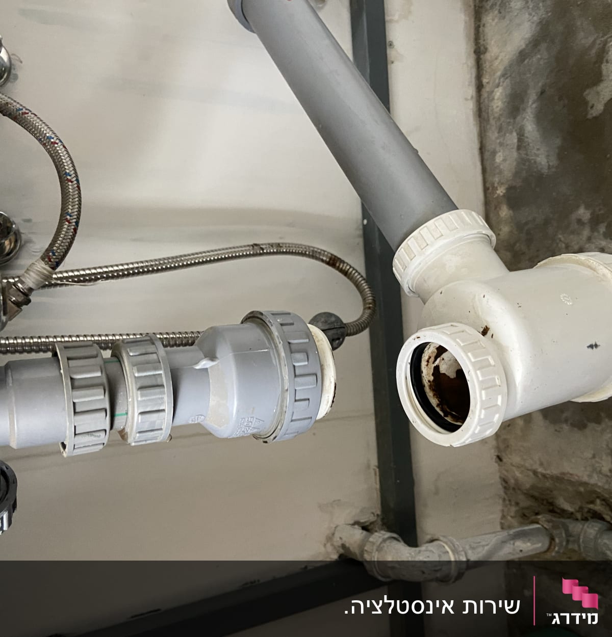 צינורות פלסטיק ואביזרי אינסטלציה מתחת לכיור